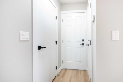 7616 27 St Se, Calgary, AB, T2C1E7 | Card Image