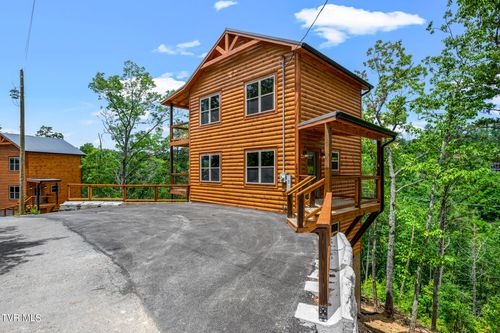 1864 Blue Tick Way, Sevierville, TN, 37876-8804 | Card Image