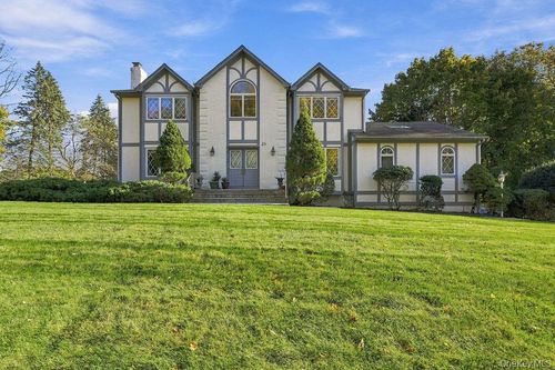 25 Smith Hill Rd, Airmont, NY, 10952-4219 | Card Image