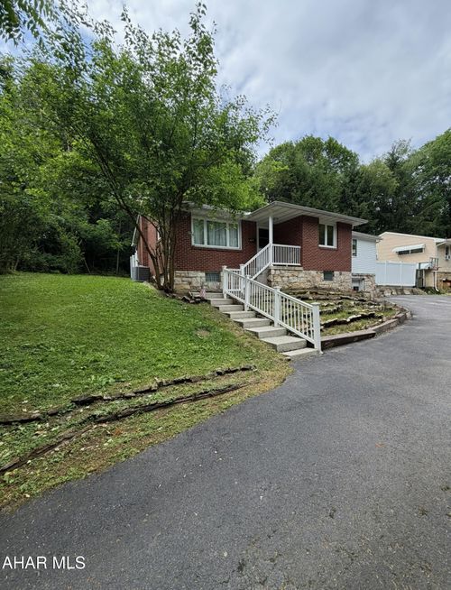 226 Logan Ave, Altoona, PA, 16602-5101 | Card Image