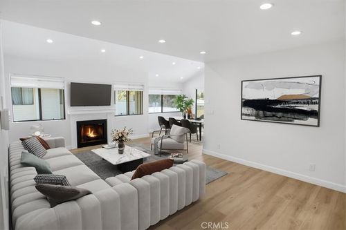7-10566 Sunland Blvd, Sunland, CA, 91040-1949 | Card Image