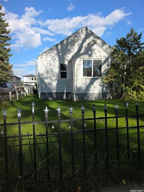 736 I Avenue S, Saskatoon, SK, S7M1Y9 | Card Image