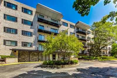 2H - 1S150 Spring Road, Condo with 2 bedrooms, 2 bathrooms and 1 parking in Oakbrook Terrace IL | Image 2