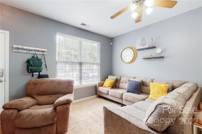 Nice large front window for lots of light | Image 4