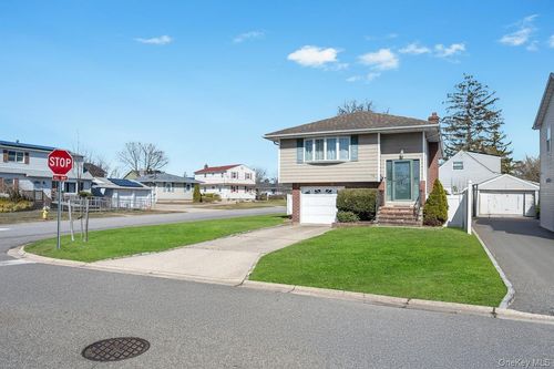 178 5th Ave, West Babylon, NY, 11704-3726 | Card Image