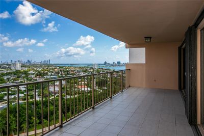 1911 - 1800 Ne 114th St, Condo with 2 bedrooms, 3 bathrooms and null parking in Miami FL | Image 2