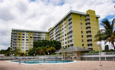 703B - 4400 Hillcrest Dr, Condo with 4 bedrooms, 3 bathrooms and null parking in Hollywood FL | Image 1