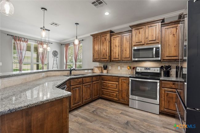 Spacious Kitchen with Great Storage! | Image 8