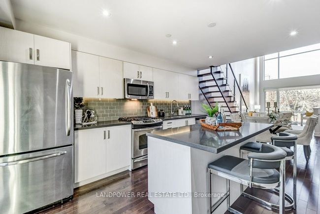 991 Dundas St E, House attached with 3 bedrooms, 3 bathrooms and 1 parking in Toronto ON | Image 17