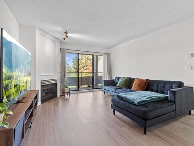 303 - 2925 Glen Dr, Condo with 2 bedrooms, 2 bathrooms and 1 parking in Coquitlam BC | Image 3