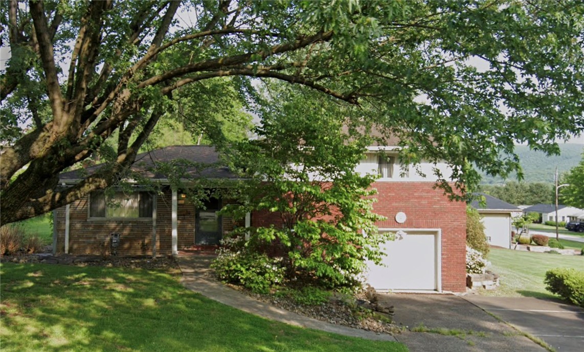 Meadow Ln, Uniontown, PA 15401