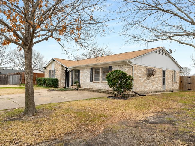 Ranch-style house featuring a front yard | Image 6