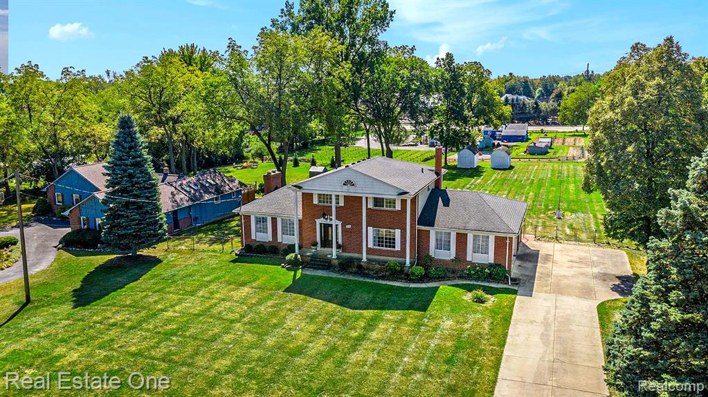 Creston Dr, Troy, MI 48085