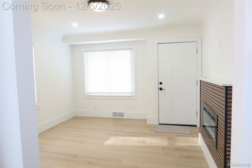 570 Stirling St, Pontiac, MI, 48340-3159 | Card Image