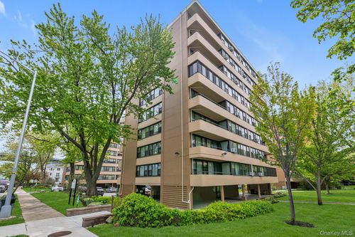 4a-10-01 162 Street, New York, NY, 11357 | Card Image