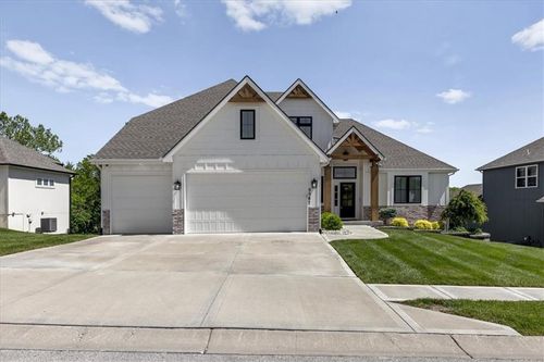5587 Thousand Oaks Dr, Parkville, MO, 64152-5509 | Card Image
