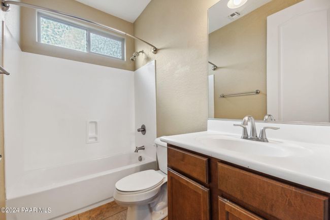 Upstairs Bathroom | Image 16