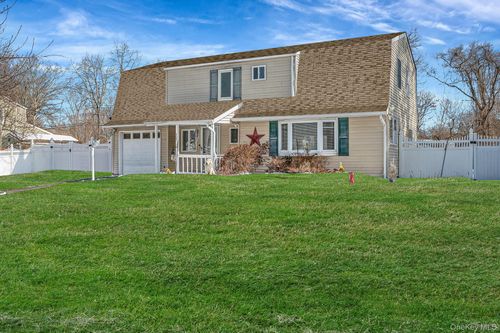 19 Osborne Ave, Mount Sinai, NY, 11766-3132 | Card Image