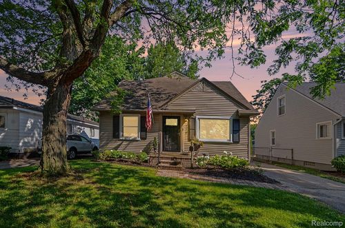 318 Chippewa St, Clawson, MI, 48017-2096 | Card Image