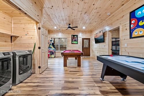 2184 Beach Front Dr, Sevierville, TN, 37876-8960 | Card Image