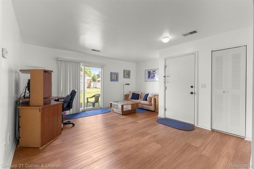 10037 Allen Pointe Dr, Allen Park, MI, 48101-1497 | Card Image
