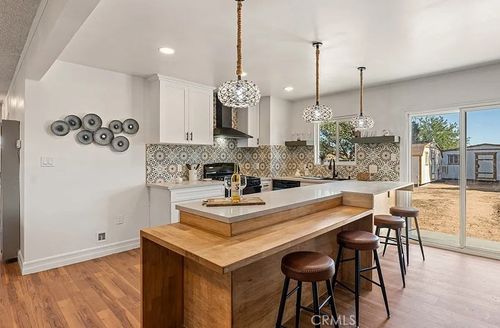 9925 Redwood Ave, Hesperia, CA, 92345-2945 | Card Image