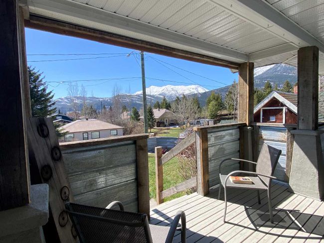 2222 210 Street, Home with 2 bedrooms, 1 bathrooms and 3 parking in Bellevue AB | Image 2