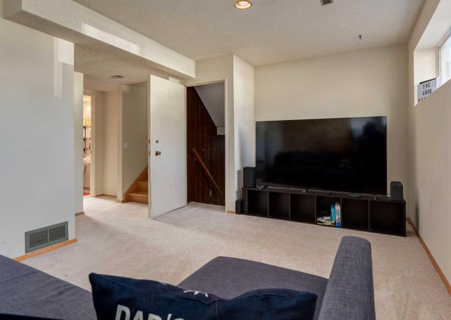 203 Dalhurst Way Nw, Home with 4 bedrooms, 1 bathrooms and 5 parking in Calgary AB | Image 26
