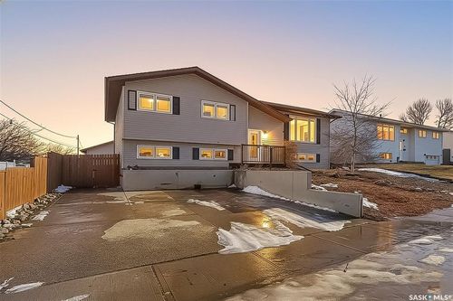 941 14th Avenue Sw, Moose Jaw, SK, S6H7R7 | Card Image