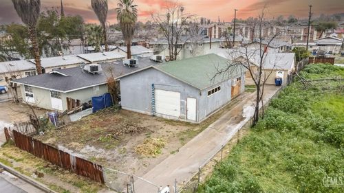 1322 Quincy St, Bakersfield, CA, 93305-4706 | Card Image