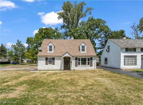 19111 Longbrook Rd, Warrensville Heights, OH, 44128-2752 | Card Image