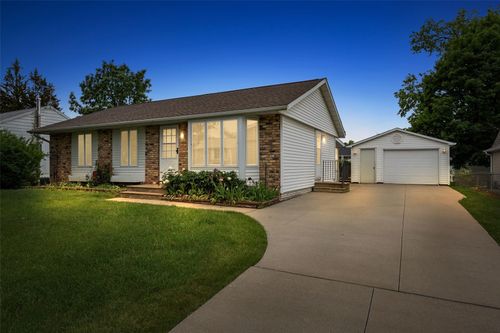 6715 Inwood Ln Ne, Cedar Rapids, IA, 52402 | Card Image