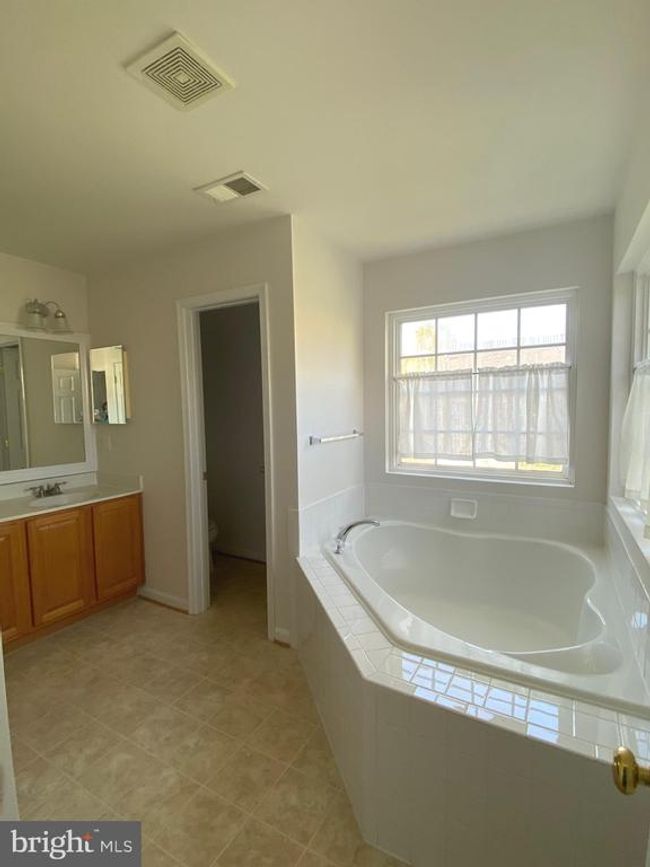 12022 Kemps Landing Cir, Townhouse with 4 bedrooms, 4 bathrooms and null parking in MANASSAS VA | Image 10
