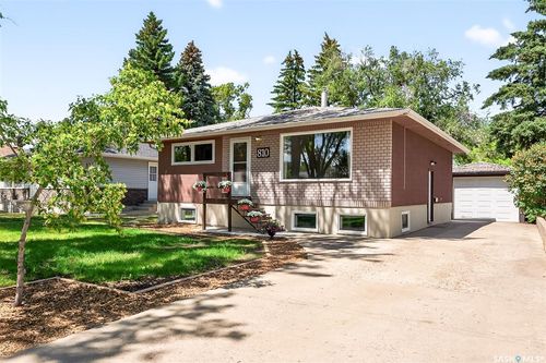 810 Grandview Street W, Moose Jaw, SK, S6H5L8 | Card Image
