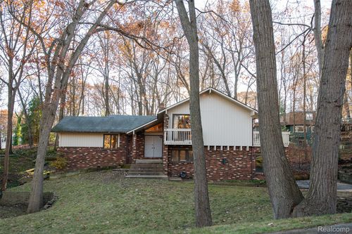 4993 Tiohero Blvd, Clarkston, MI, 48348-3385 | Card Image