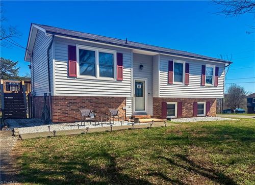 110 Wallace St, Boonville, NC, 27011-9330 | Card Image