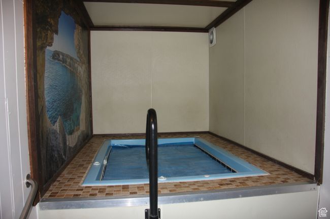 Detailed view of a sink and a jacuzzi | Image 4