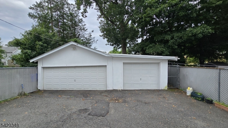 Residential Income in Montclair Twp. 5