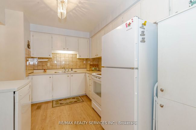 4 Collins Cres, Condo with 3 bedrooms, 2 bathrooms and 1 parking in Brampton ON | Image 11