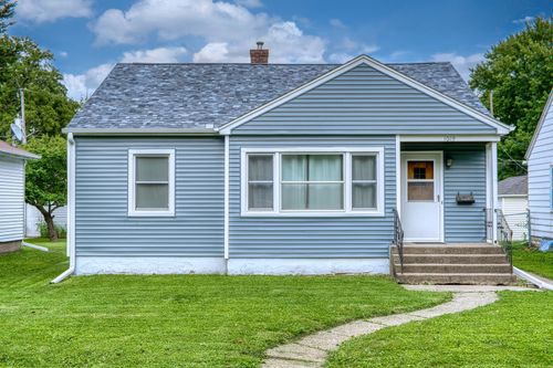 1019 N 3rd St, Clinton, IA, 52732-3726 | Card Image