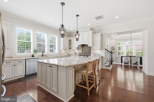 609 Kingsley Rd Sw, VIENNA, VA, 22180-6404 | Card Image