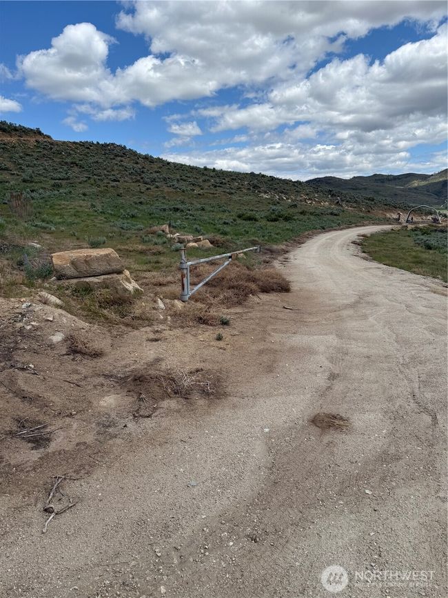 Once you have arrived at the top, there is a RE sign at the gated entrance onto the property. | Image 4