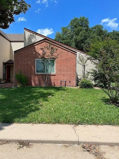 111 Briar Ridge Dr, Bellville, TX, 77418-3415 | Card Image