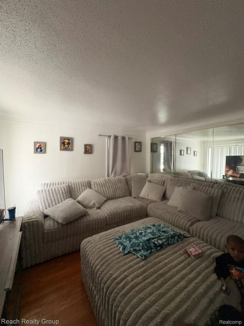 14051 Edmore Dr, Detroit, MI, 48205-1224 | Card Image