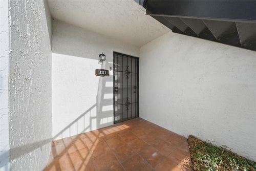 j21-3821 N Oak Dr, TAMPA, FL, 33611-7513 | Card Image