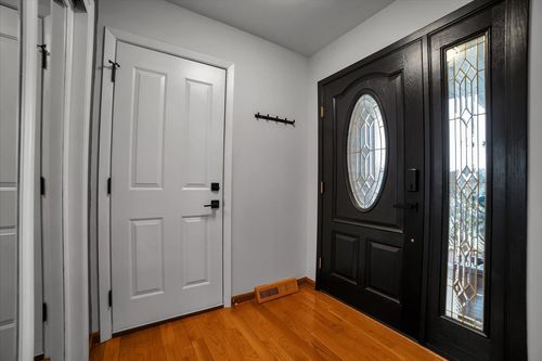 609 Trent Ln, Schaumburg, IL, 60193-4322 | Card Image