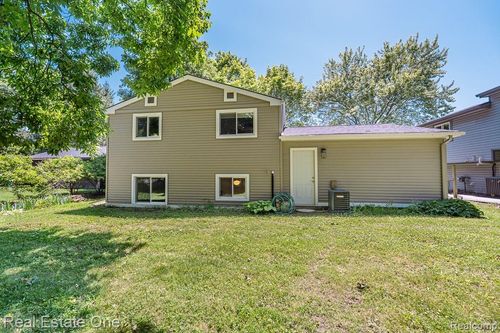 4644 Charest Ave, Waterford, MI, 48327-3404 | Card Image