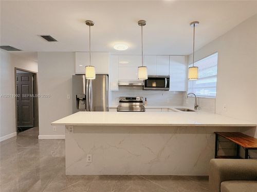 1-724 Ne 3rd St, Hallandale Beach, FL, 33009-3512 | Card Image