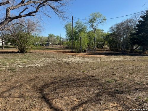 910 Chestnut St, Jourdanton, TX, 78026-2820 | Card Image