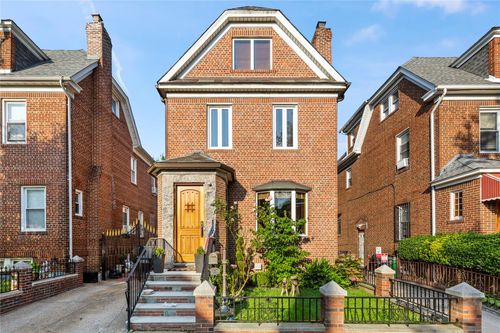 33 84th St, Jackson Heights, NY, 11372-1529 | Card Image